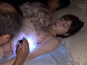 Chê "của" gã chồng bé, bà xã lén quan hệ nhau với ông hàng xóm