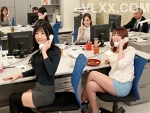 Thằng hàng xóm số hưởng phát hiện em ghệ cạnh bên tự sướng nên sang hỏi thăm